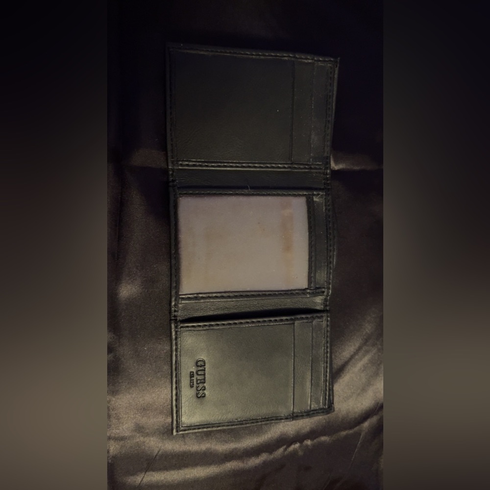 Guess Wallet - Picture 2 of 2